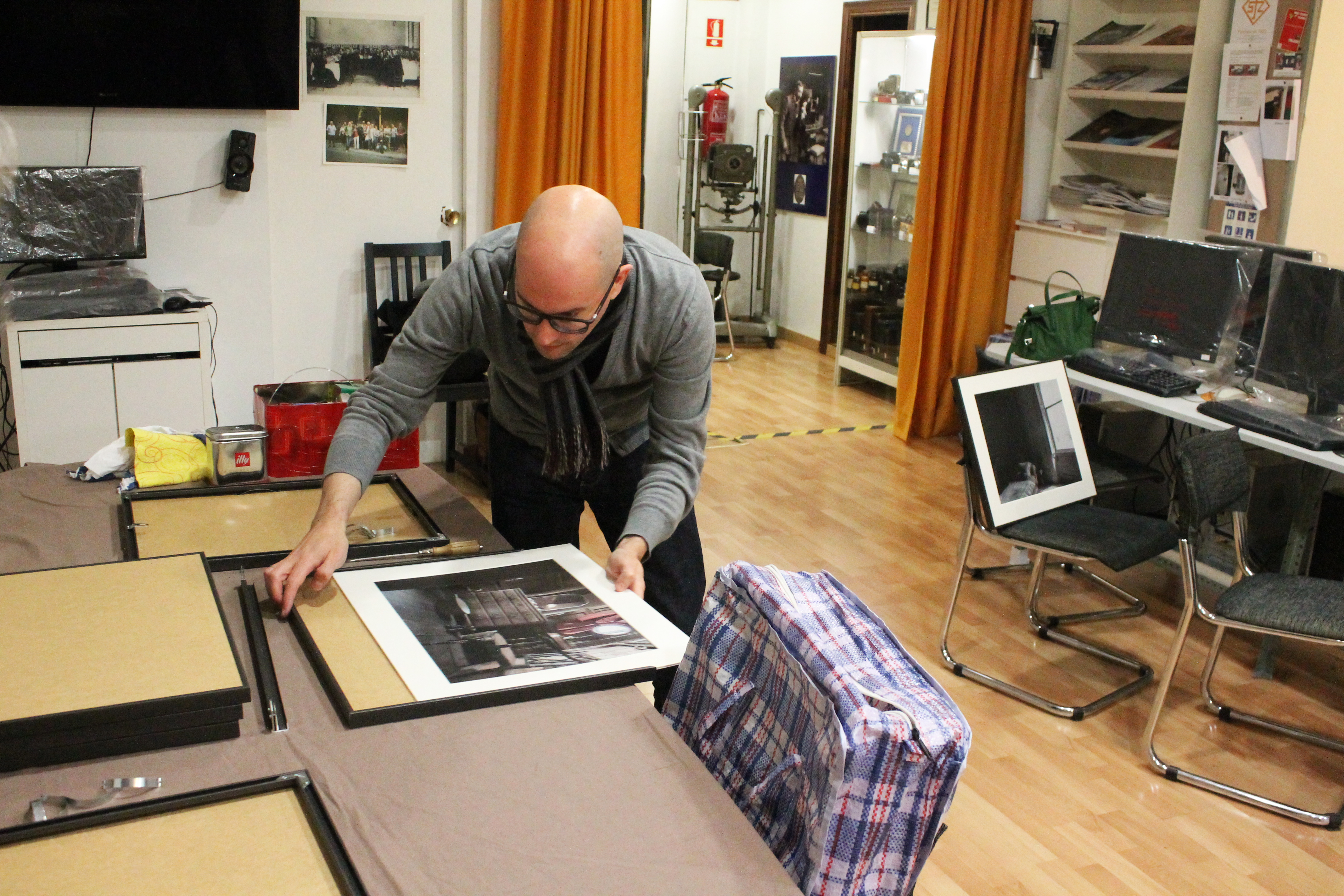 Director y co-fundador del colectivo animAMusicae, Gonzalo Arruego, montando los cuadros de las fotografías