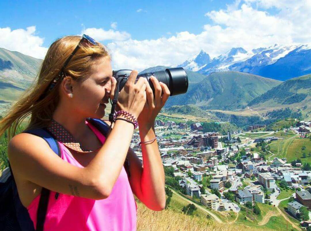 Marina Cañaveras realizando fotografías en Los Alpes.