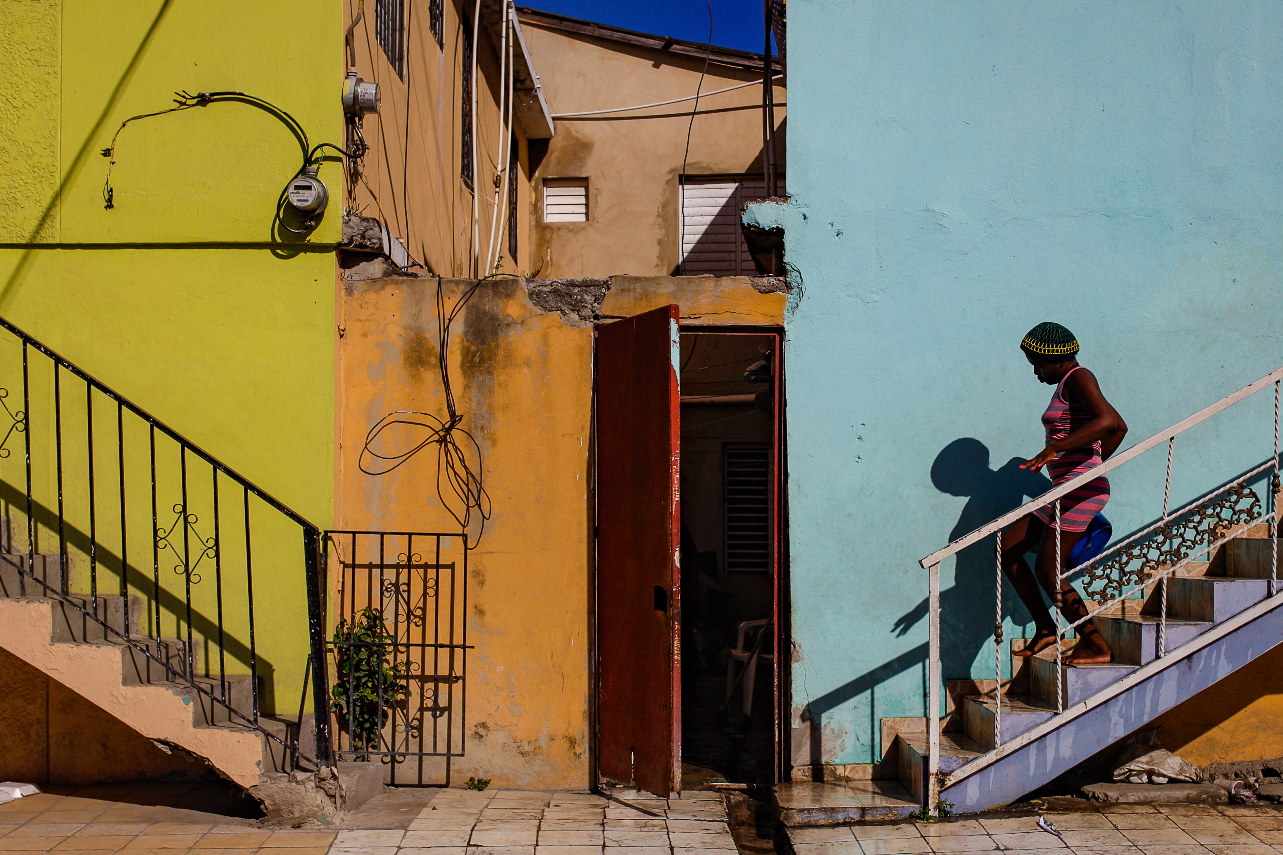 Mención Especial Viajes: Woman walks down the stairs in the city of Monte Cristi de Santiago Vidal