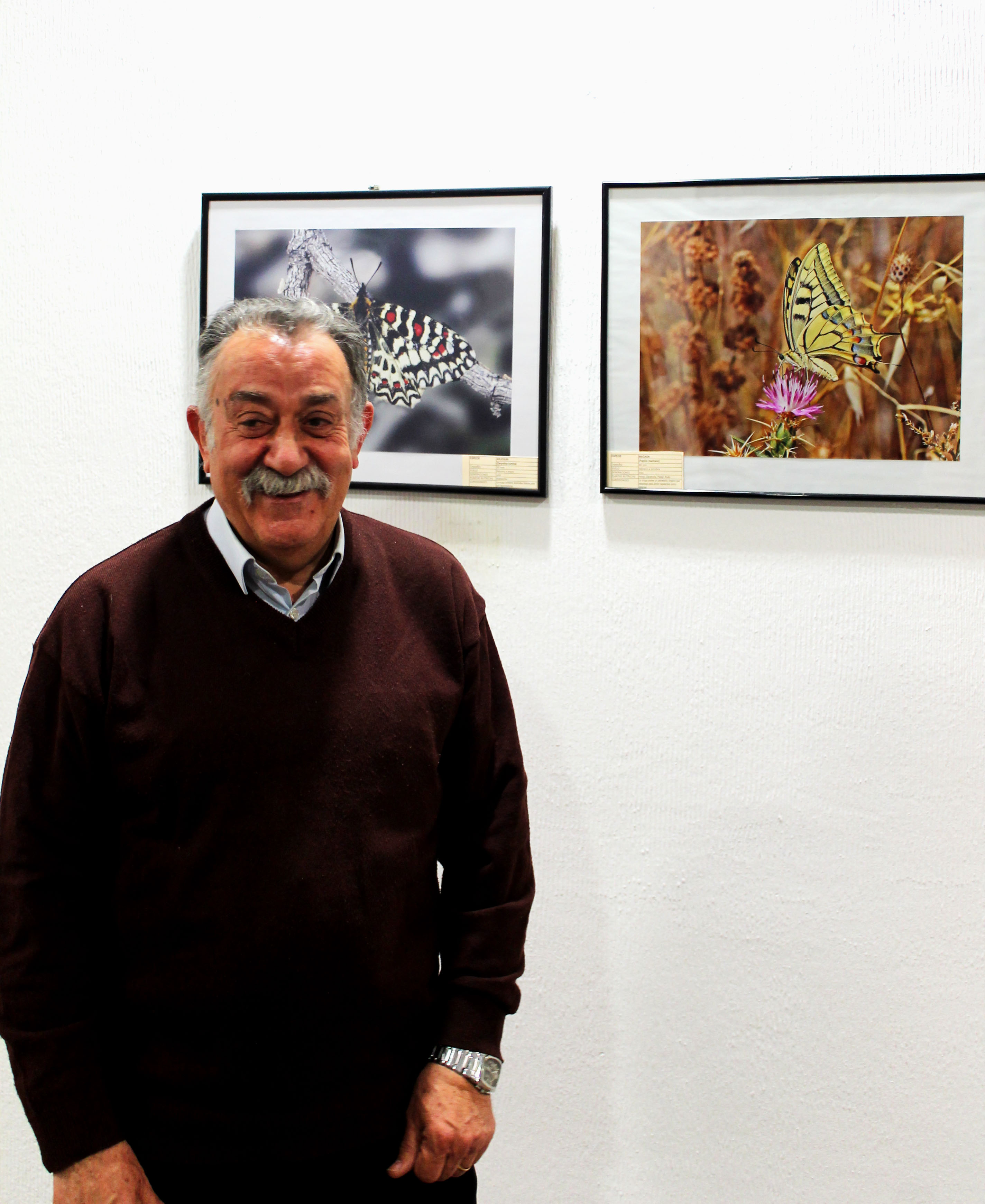 José Manuel Betes delante de una de sus fotografías