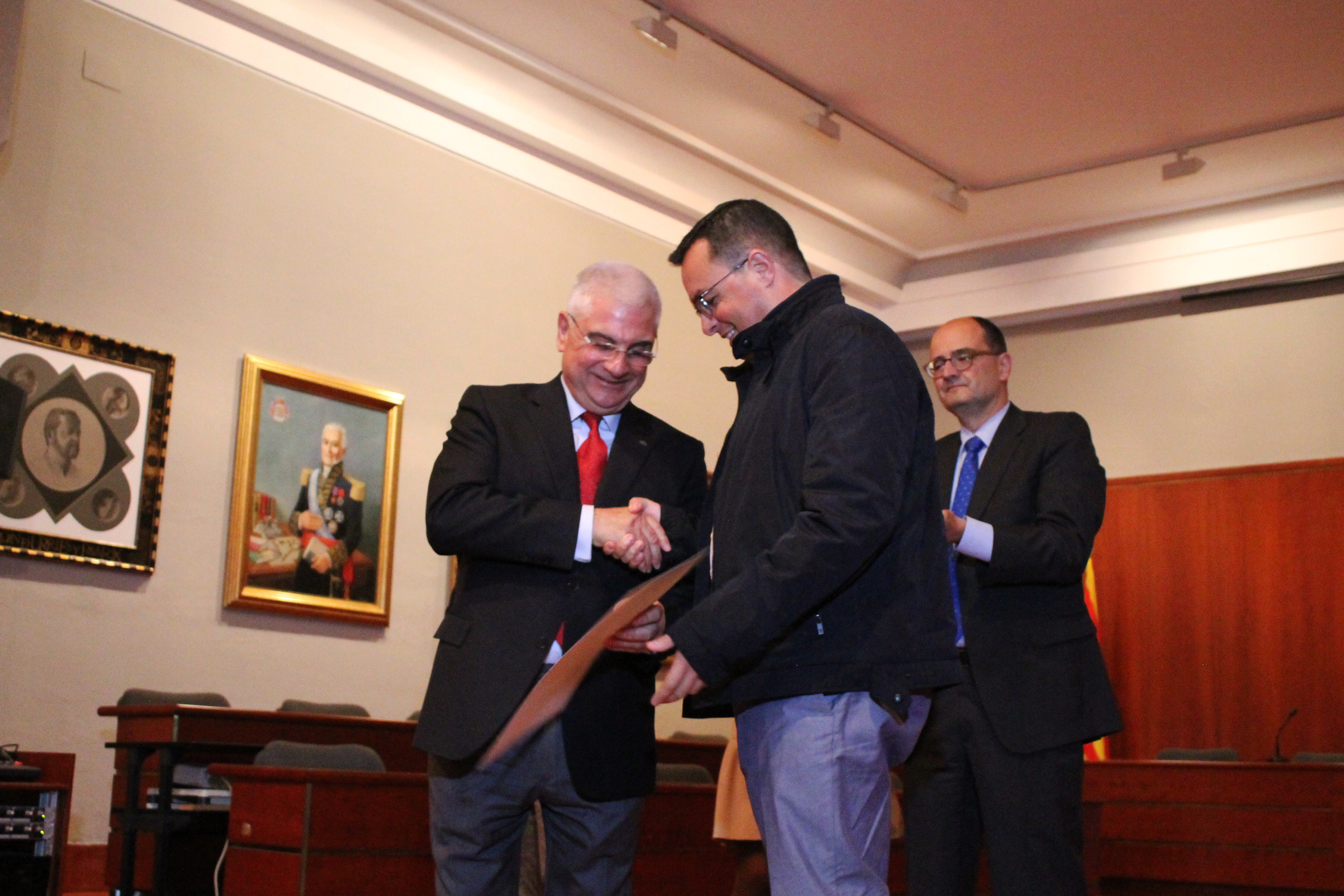 El presidente del Grupo San Valero, Don Ángel García de Jalón Comet, entregando el diploma al ganador de retrato del II Premio de Fotografia Jalón Ángel, José Luis Moreno.