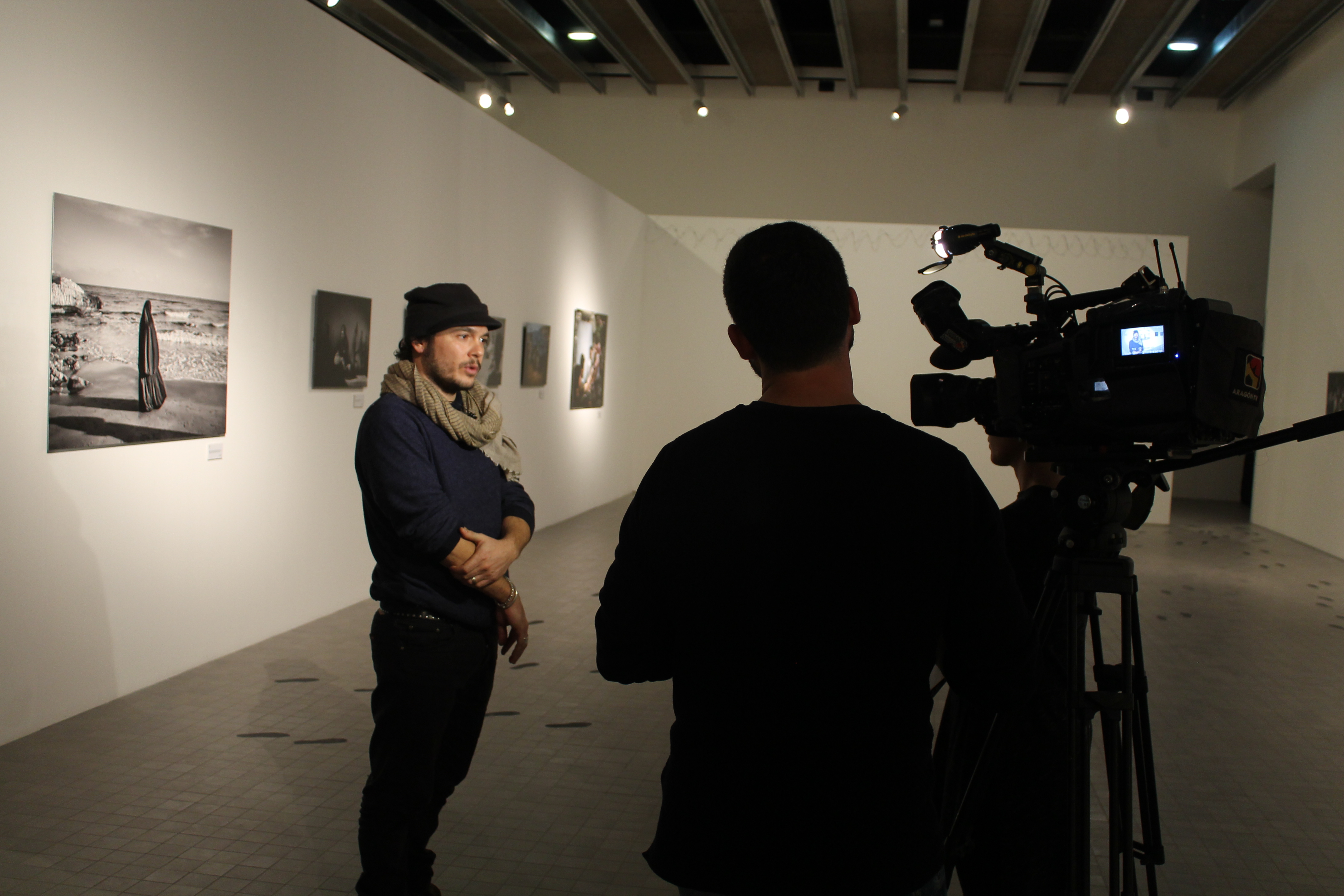 Entrevista de la televisión al fotoperiodista y miembro de MeMo, Fabio Bucciarelli
