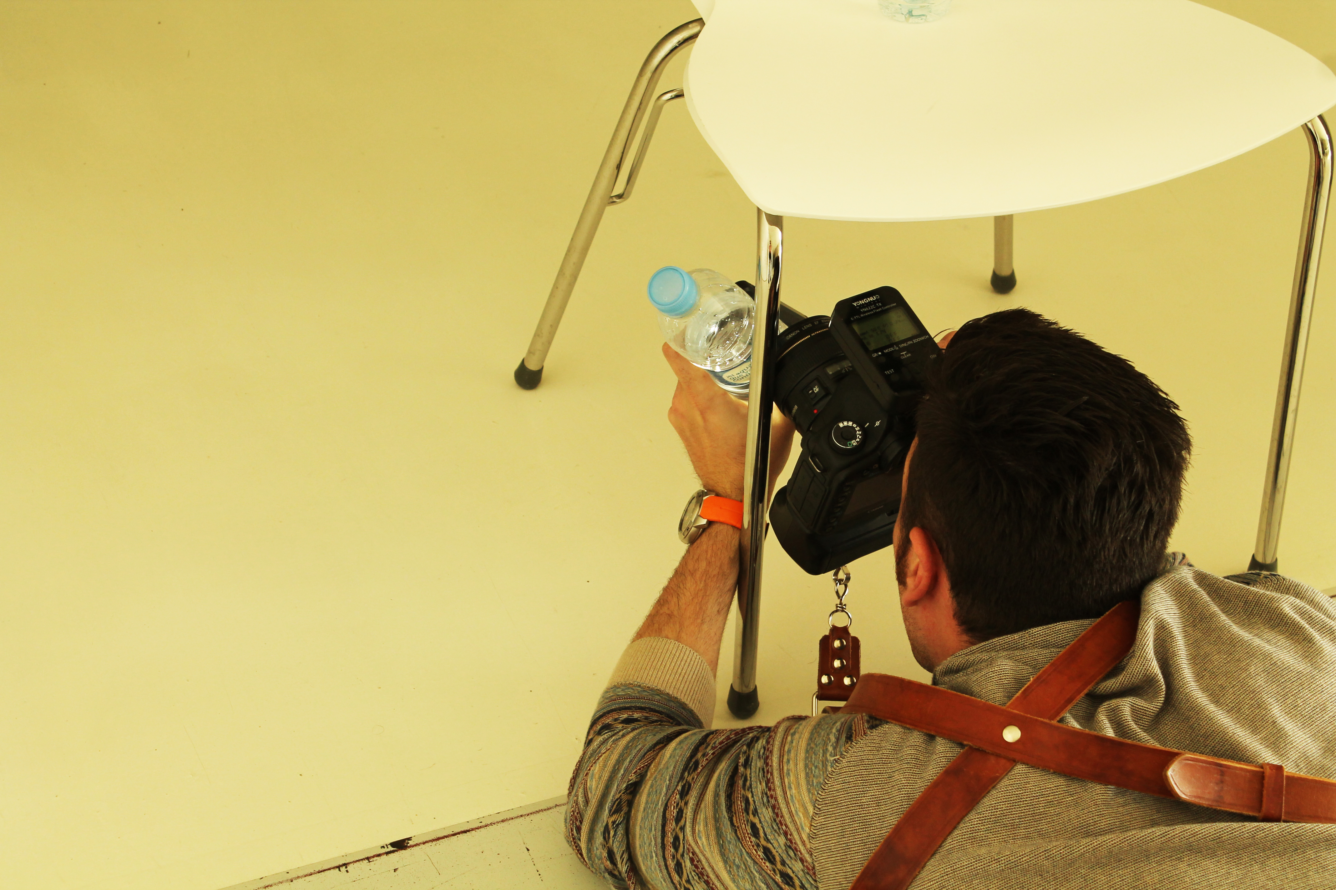 Carlos Santanatalia trabajando con su cámara y una botella de agua