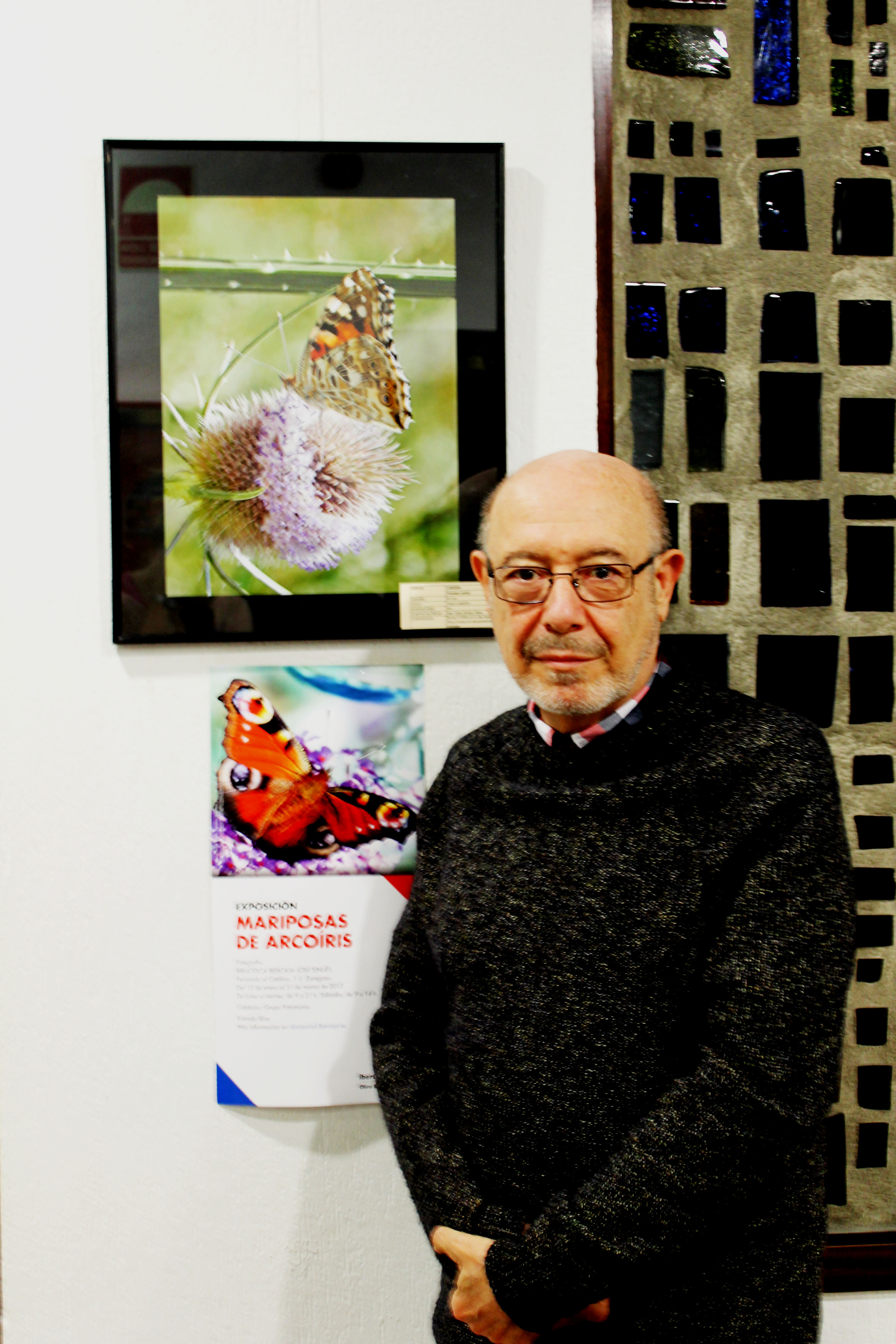 Julián Bernal delante de una de sus fotografías