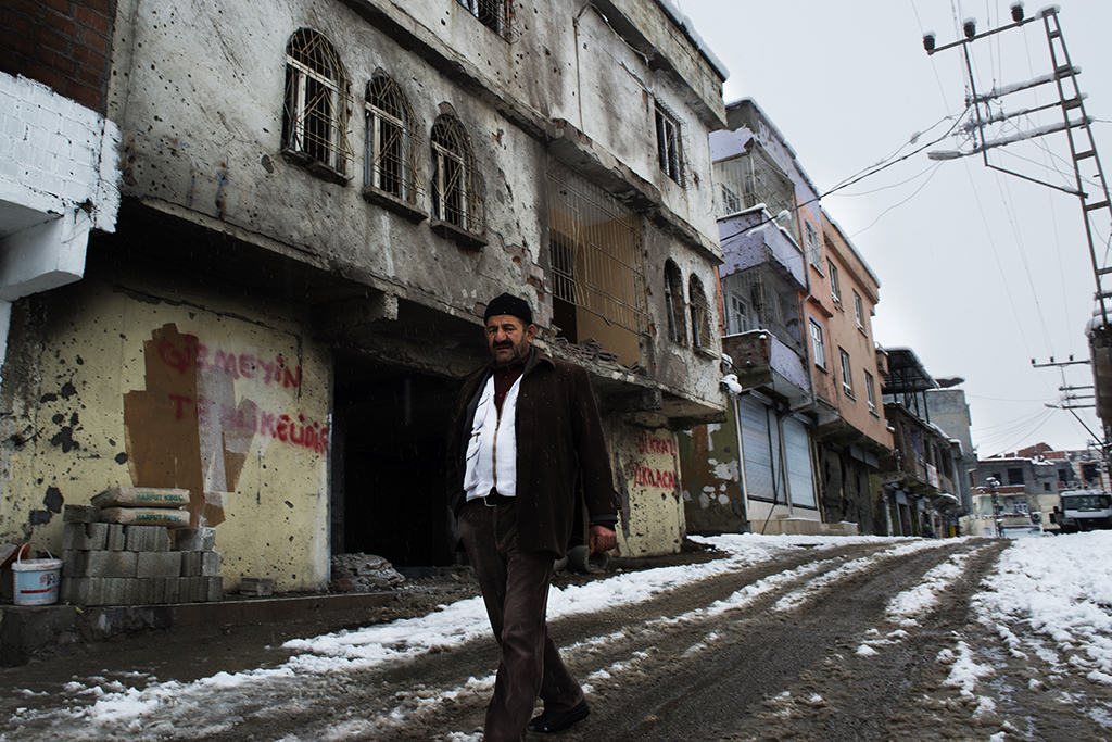 Un hombre camina por una de las calles de Silvan (Kurdistan) más castigadas por los bombardeos del ejército turco en diciembre de 2015.
