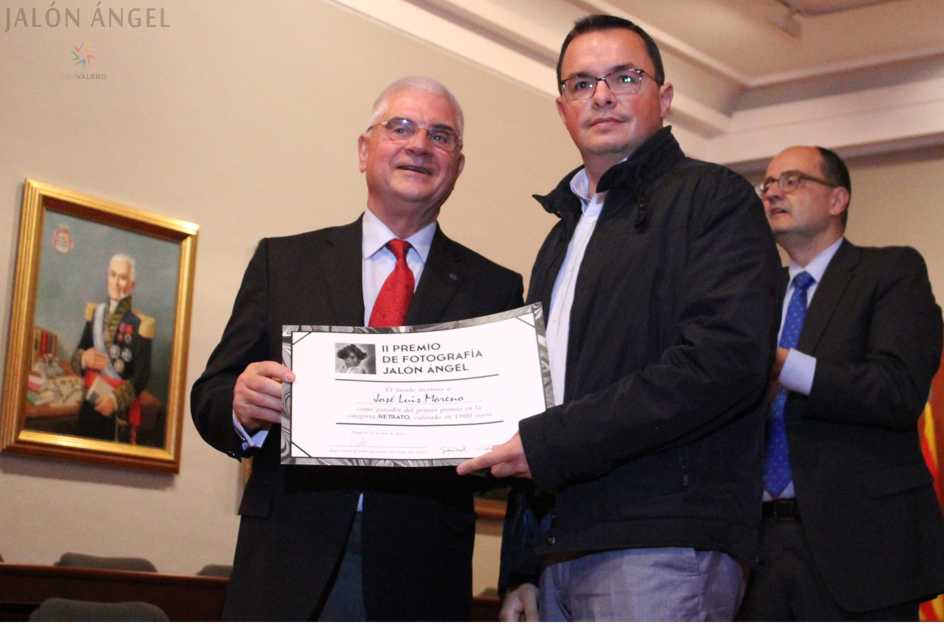 El presidente del Grupo San Valero, Don Ángel García de Jalón Comet, entregando el diploma al ganador de retrato del II Premio de Fotografia Jalón Ángel, José Luis Moreno.