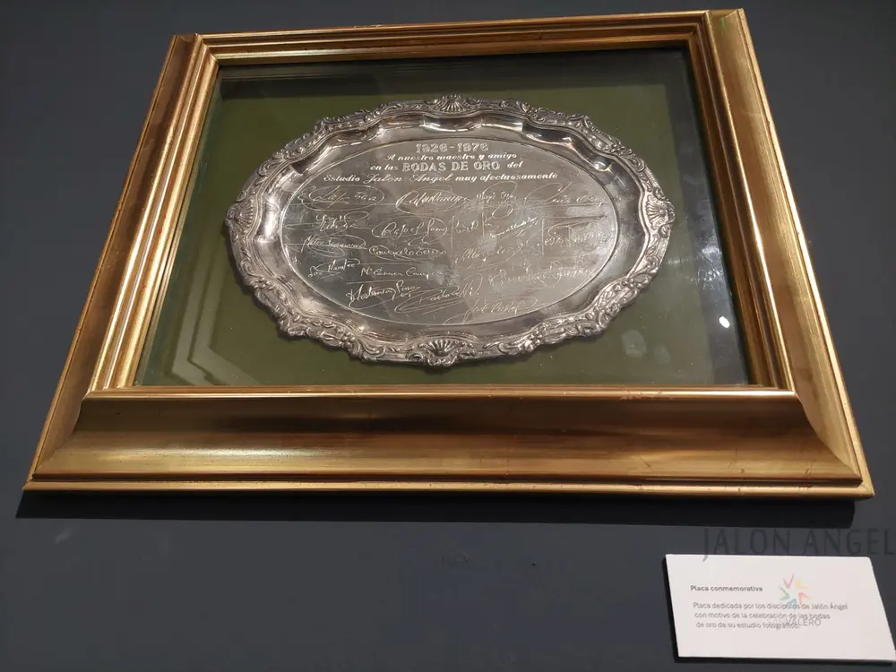 Placa conmemorativa por las bodas de oro del Estudio Jalón Ángel